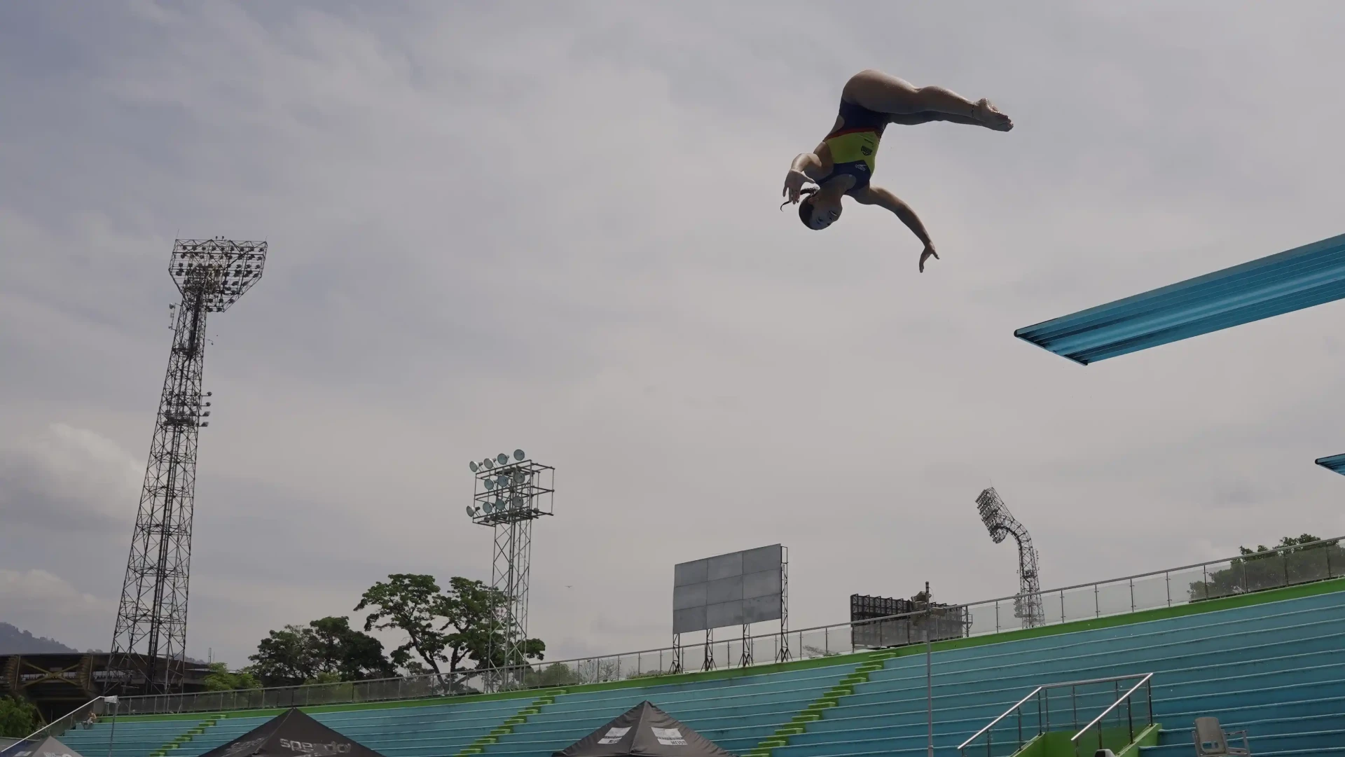 Daniela Zapata practicando clavados, destacándose como atleta de alto rendimiento.